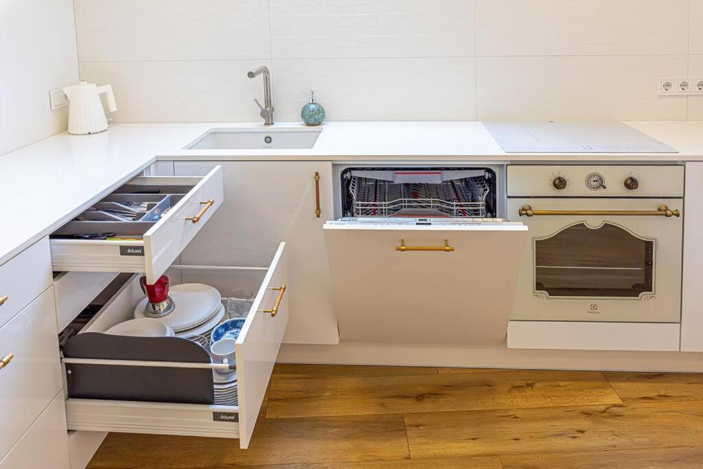 Sky Apartment With Free Parking And Balcony & Ac Kaunas Exterior foto